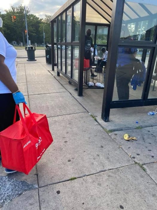 Insulated bags keep meals hot on the go.